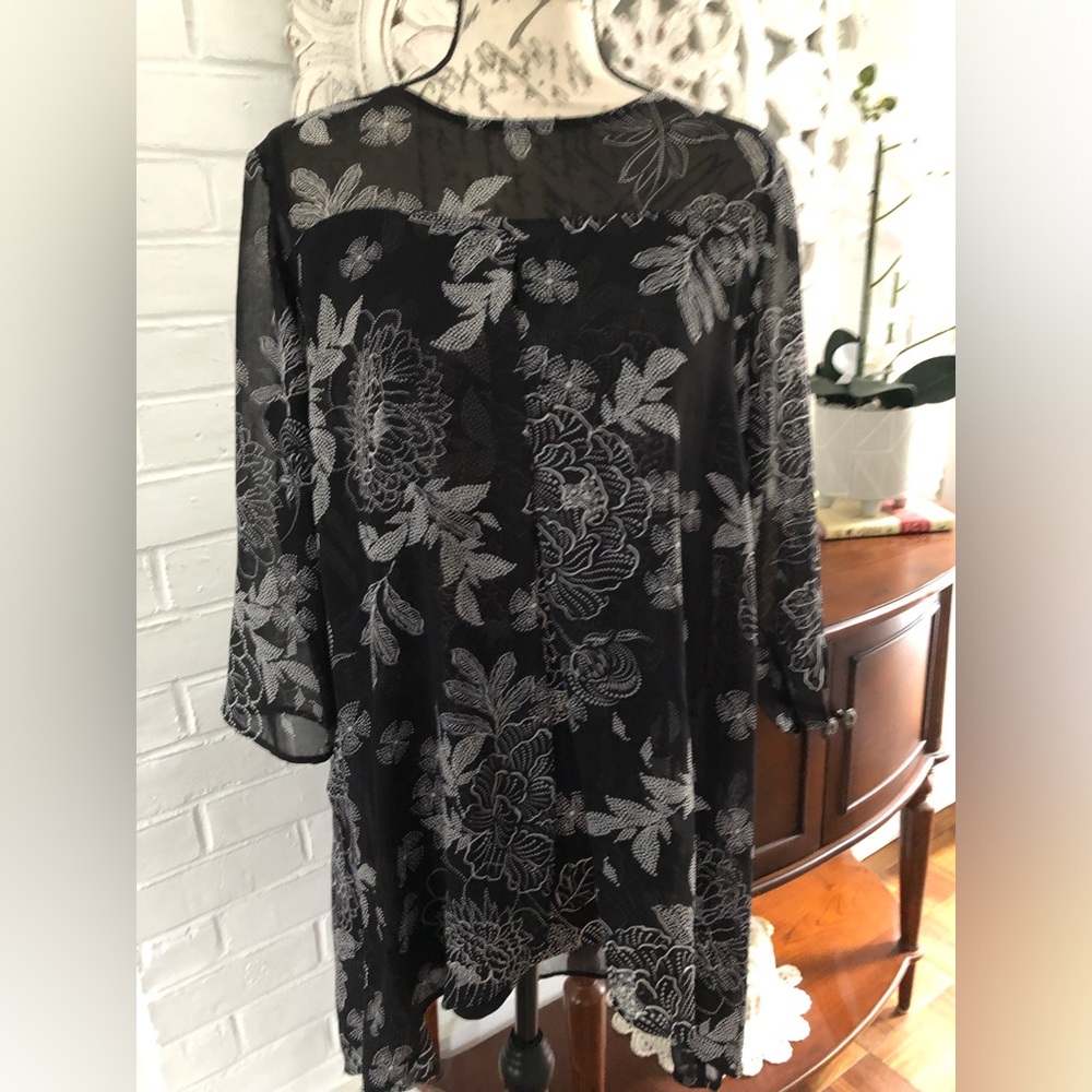 ROZ & ALI BLACK AND WHITE FLORAL TUNIC by DRESSBARN